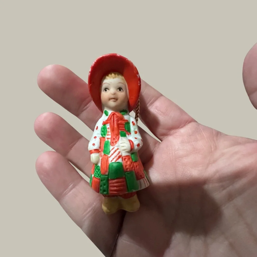 WWA‎ Inc Girl Figurine Ornament Red Green Patchwork Dress Sun Bonnet Vintage